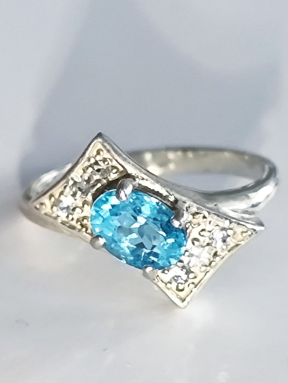 Neon Blue NATURAL Paraiba Color Apatit White Sapphires In Sterling Silver Ring